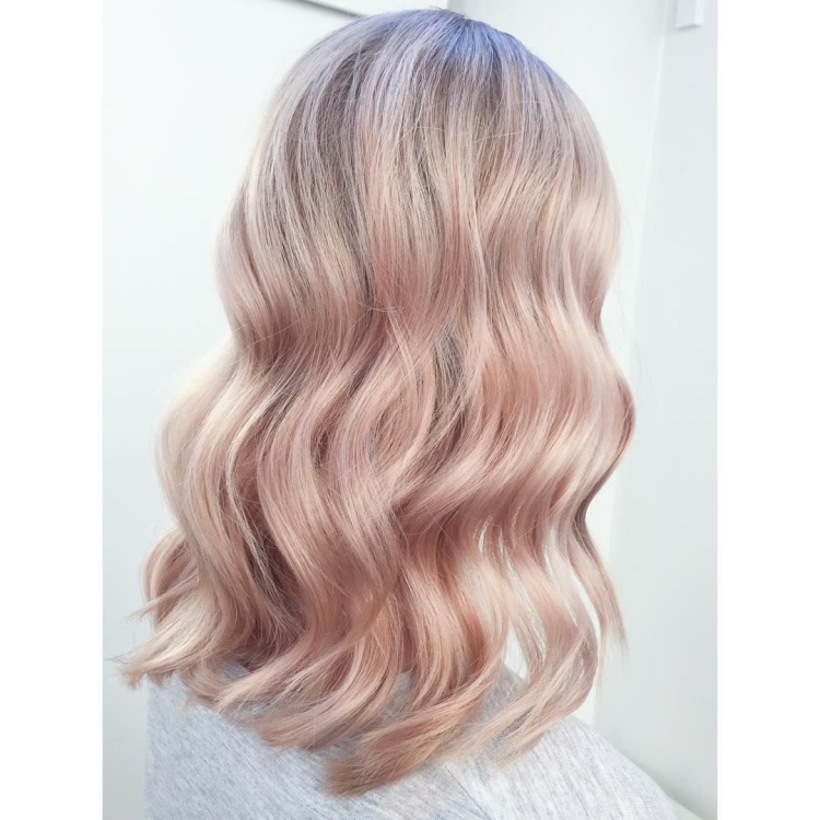 Волосы с розовым оттенком на блонд