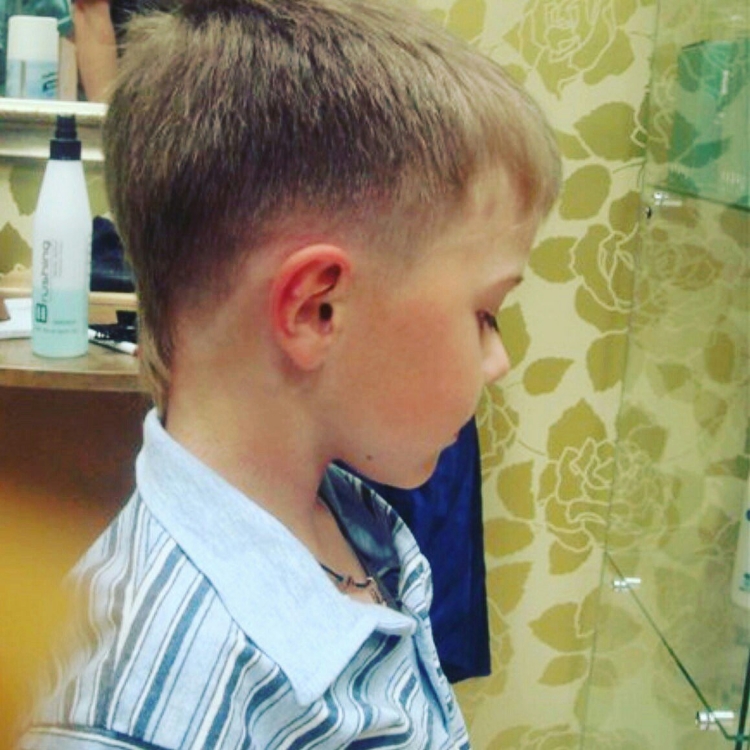 Прическа для мальчиков с двумя маку