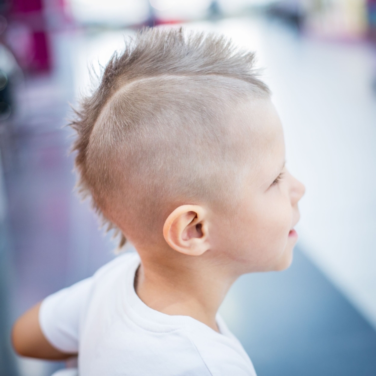 Стрижка для мальчика с выстригом