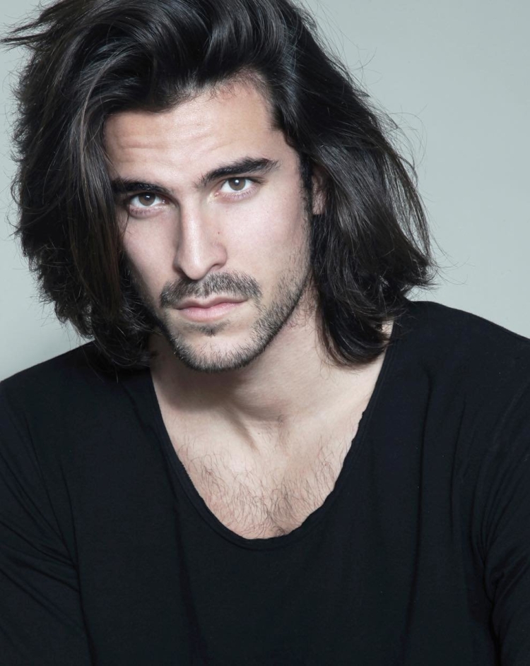 Брюнет с длинными волосами