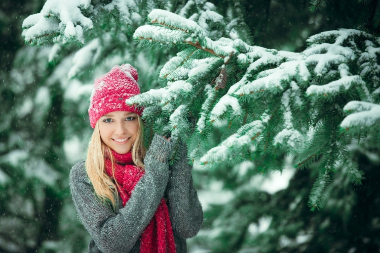 Девушка зимой в лесу