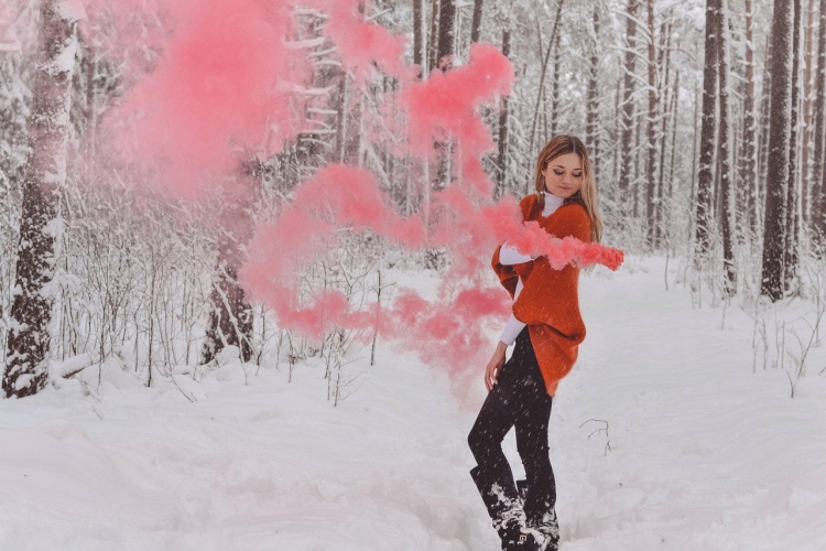 Зимняя фотосессия в лесу с шарами