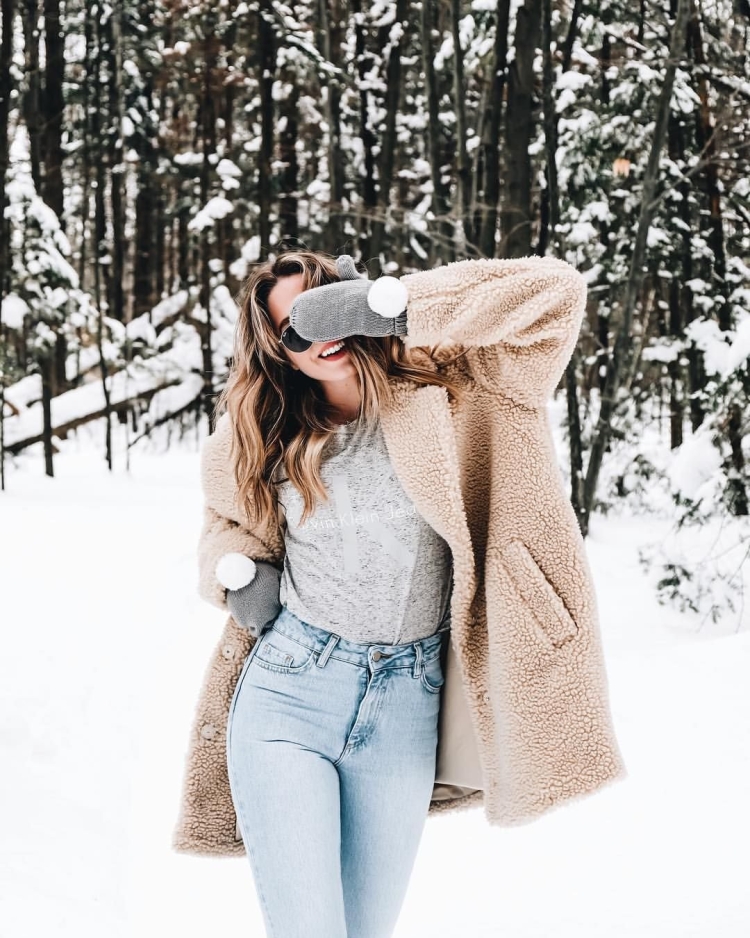 Девушка в зимнем лесу