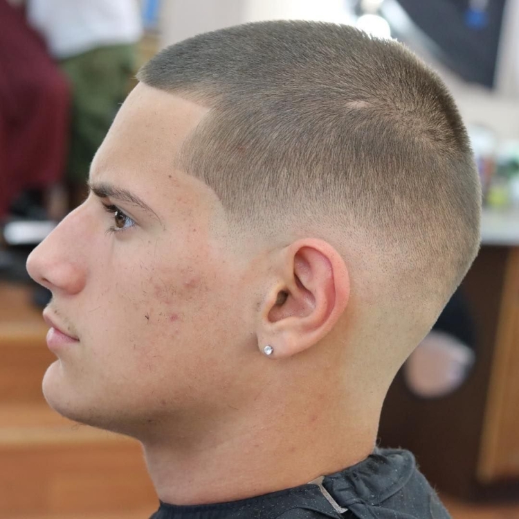 Прическа монах полубокс