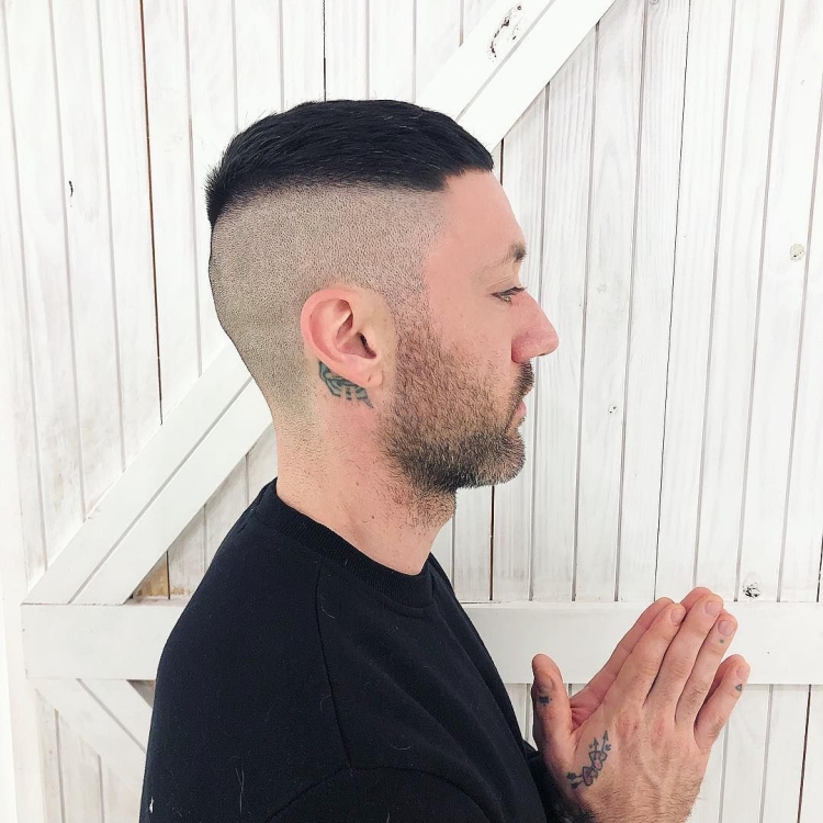 Мужские стрижки с выбритыми боками и затылком