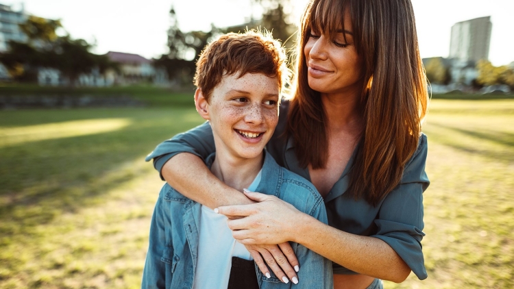 Мама и подросток обнимаются