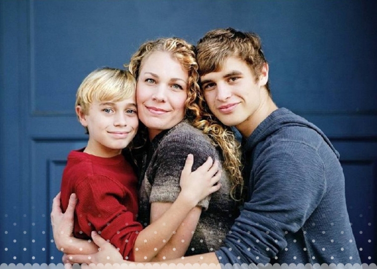 Фотосессия мама и взрослый сын