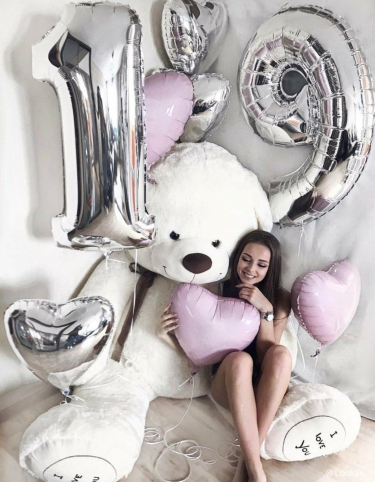 Фотосессия с шариками на кровати