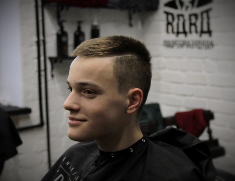 Мужские стрижки барбершоп с челкой