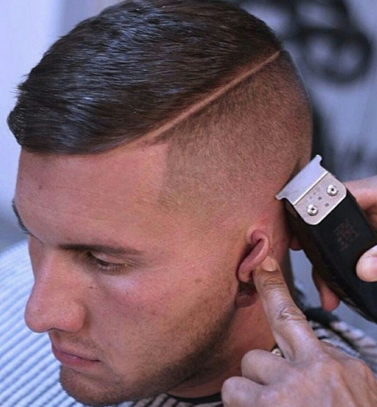 Короткая мужская стрижка с выбритым пробором