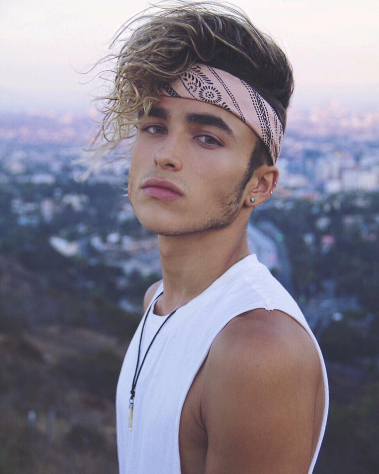 Парень в бандане на голове