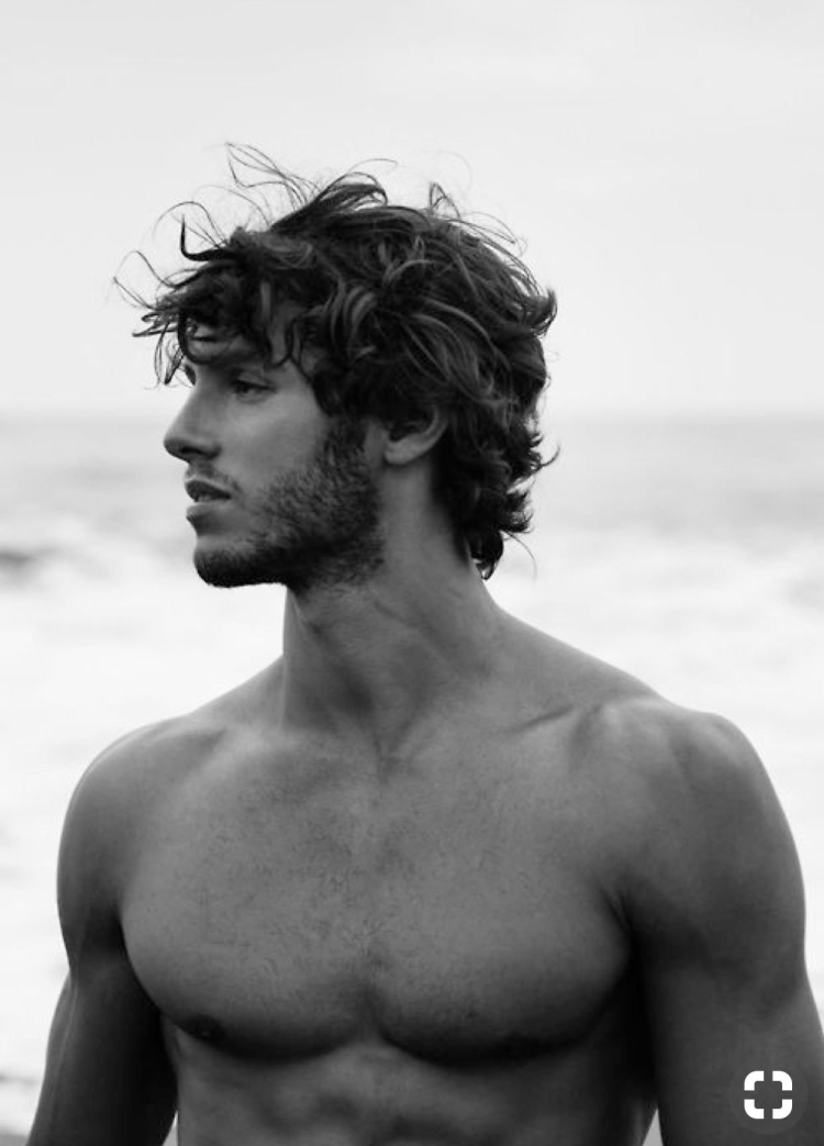 Красивые парни с кудрявыми волосами