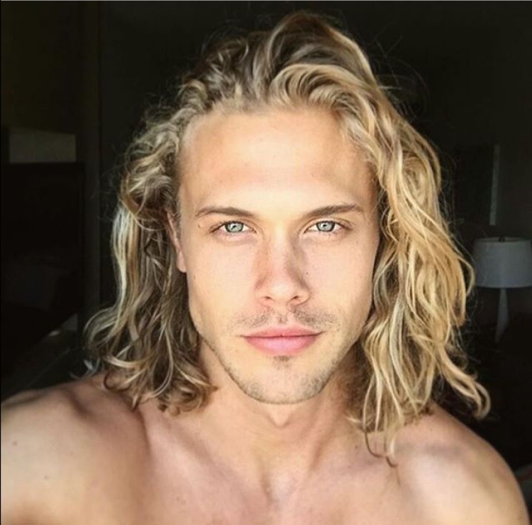 Кристофер Мэйсон стрижка серфера