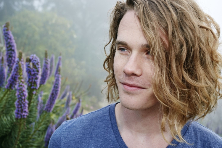 Длинная причёска сёрфера