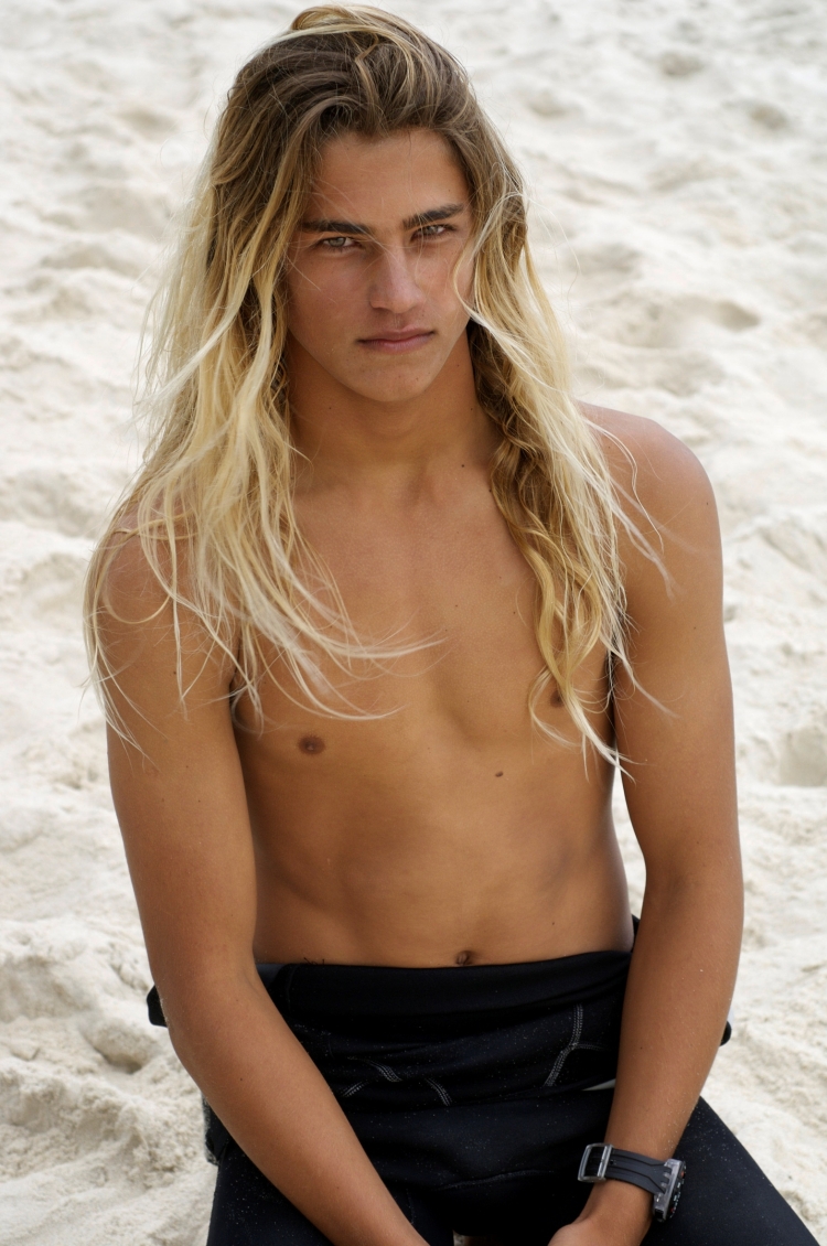 Серфер с длинными волосами