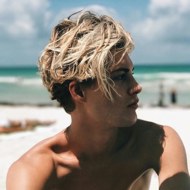 Загорелый блондин