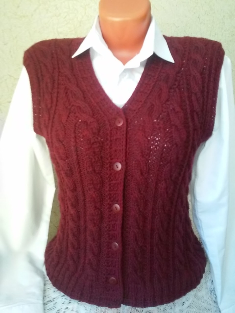Вязаный жилет на пуговицах женский