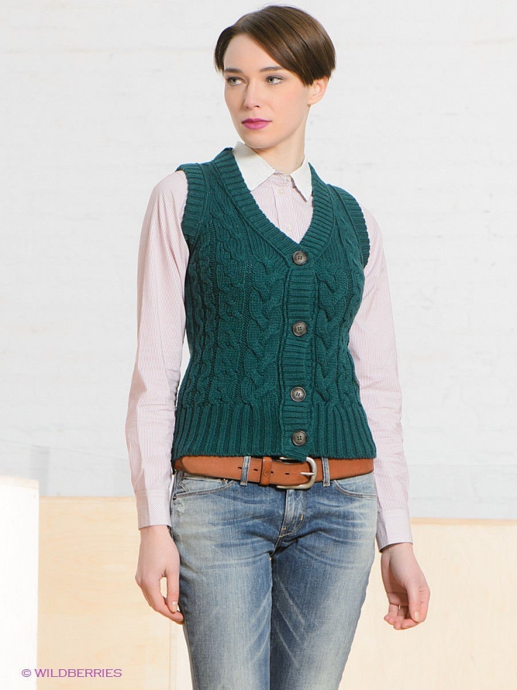 Вязаная жилетка на пуговицах