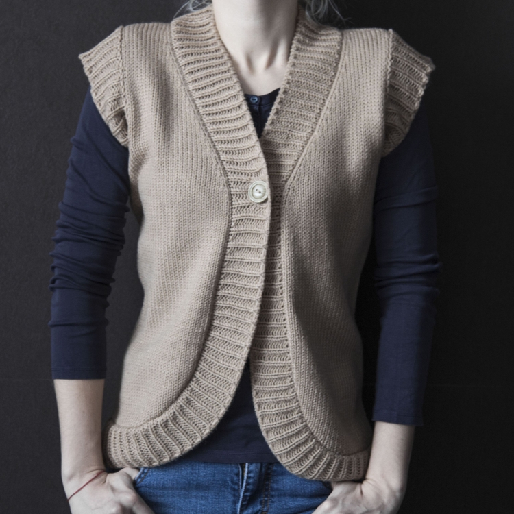 Вязаный жилет на пуговицах