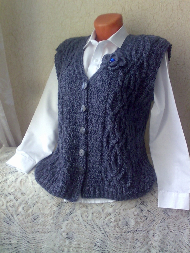 Вязаный жилет на пуговицах женский