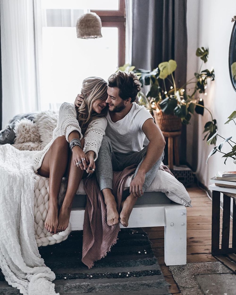 Фотосессия пары в домике