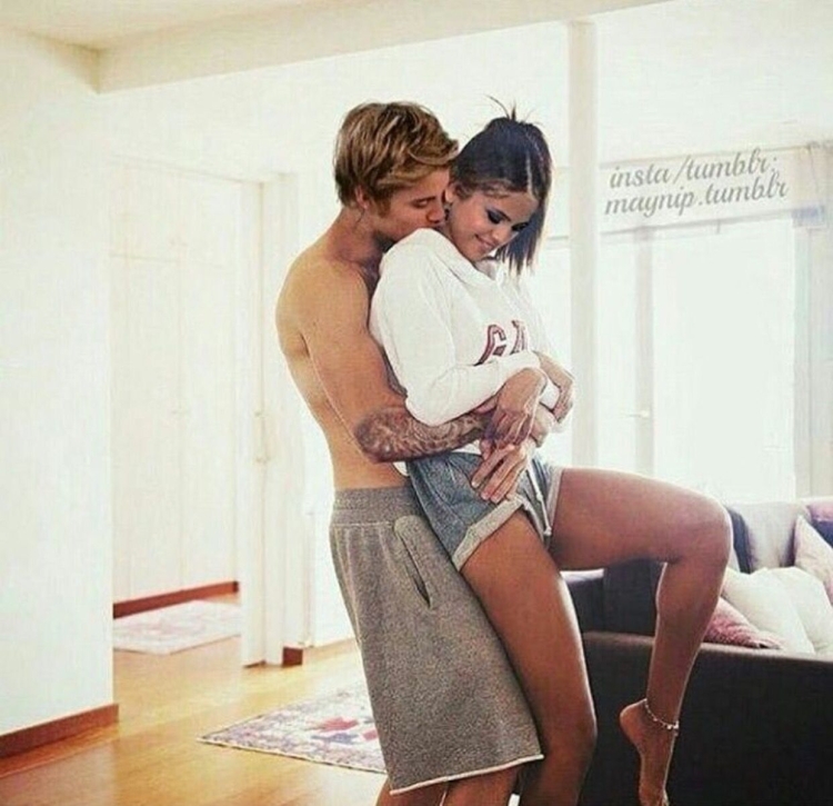 Парень обнимает девушку сзади