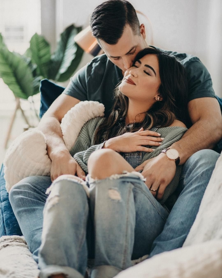 Пара в красивом доме