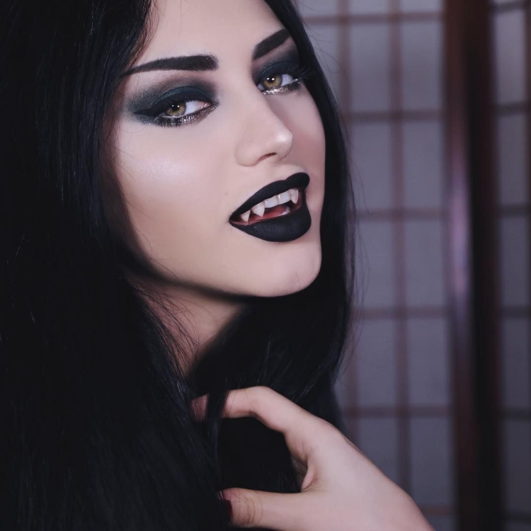 Девушка с черными губами