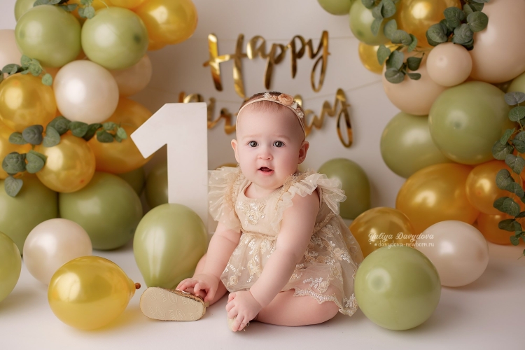 Фон ребенку 1 годик из цветов и шариков