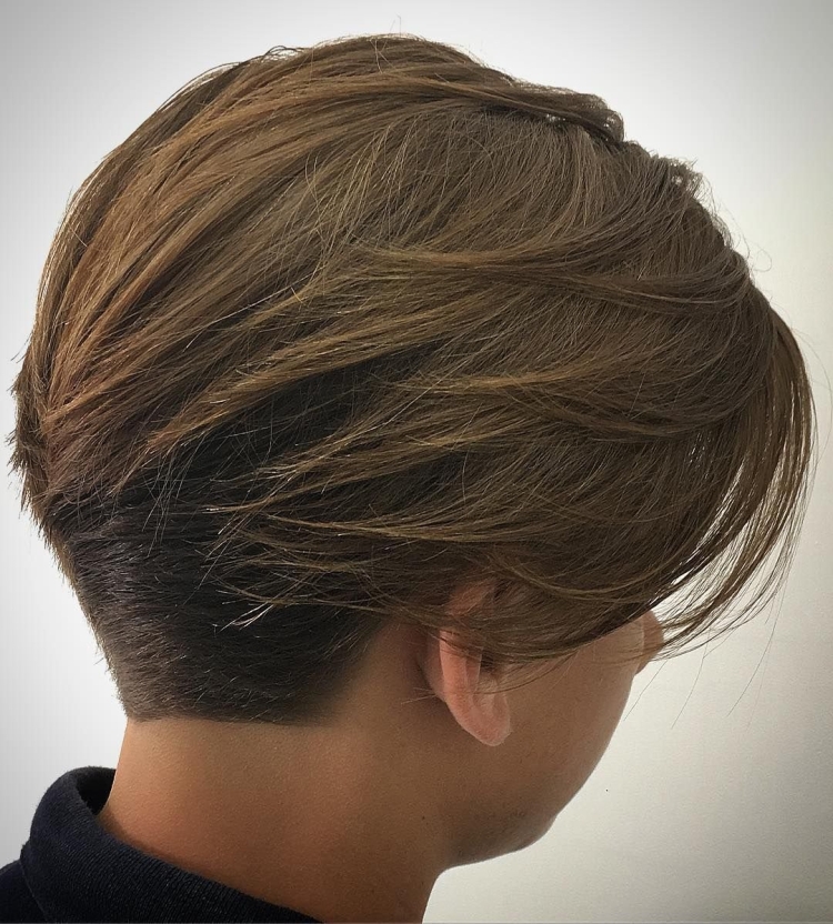 Короткая стрижка с пробором по середине