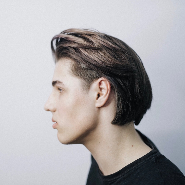 Мужское каре с выбритыми висками