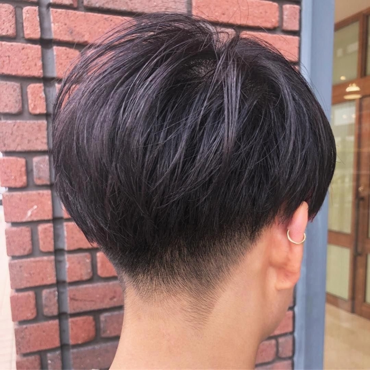 Боб каре затылок машинкой