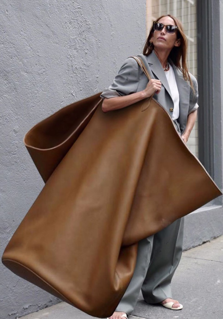 Девушка с огромной сумкой