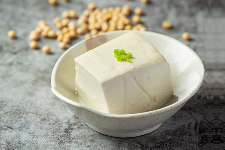 Холодный тофу с желтым сахаром