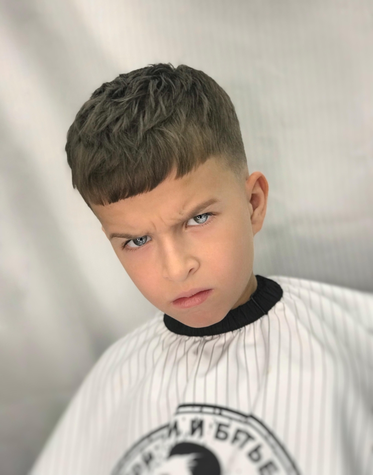 Стрижка для мальчика подростка с челкой