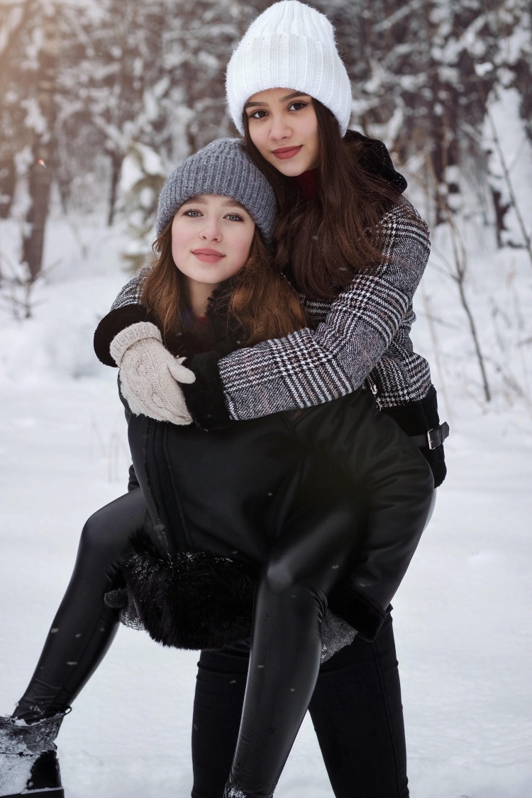 Фотосессия с подругой зимой