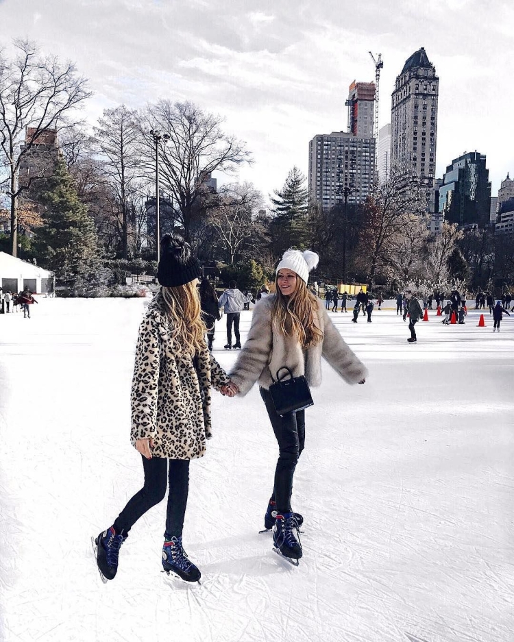 Подружки на улице зимой