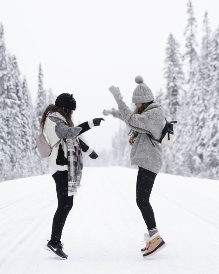 Две девушки зимой