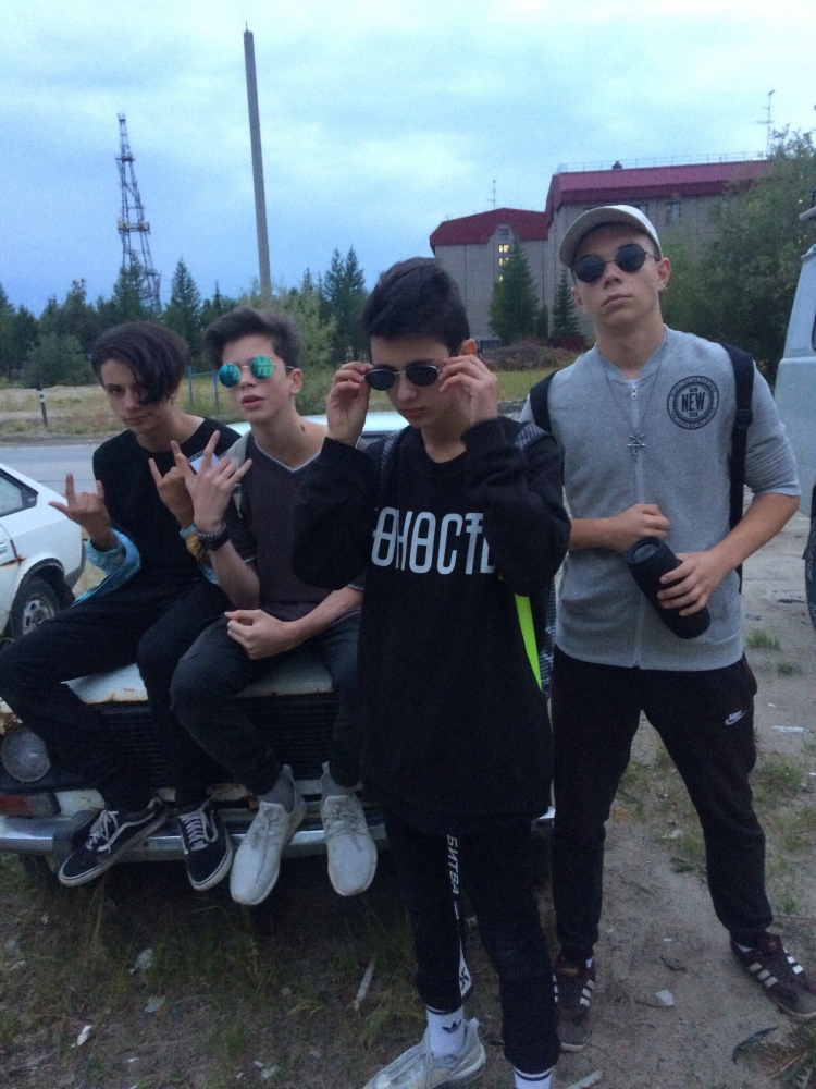 Компания друзей пацанов