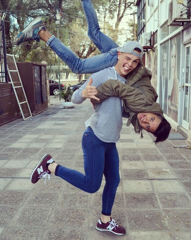 Друзья дурачатся