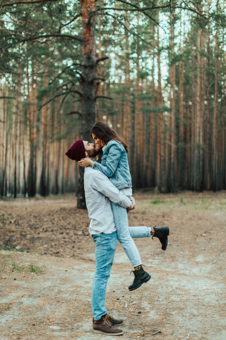 Фотосессия пары в лесу