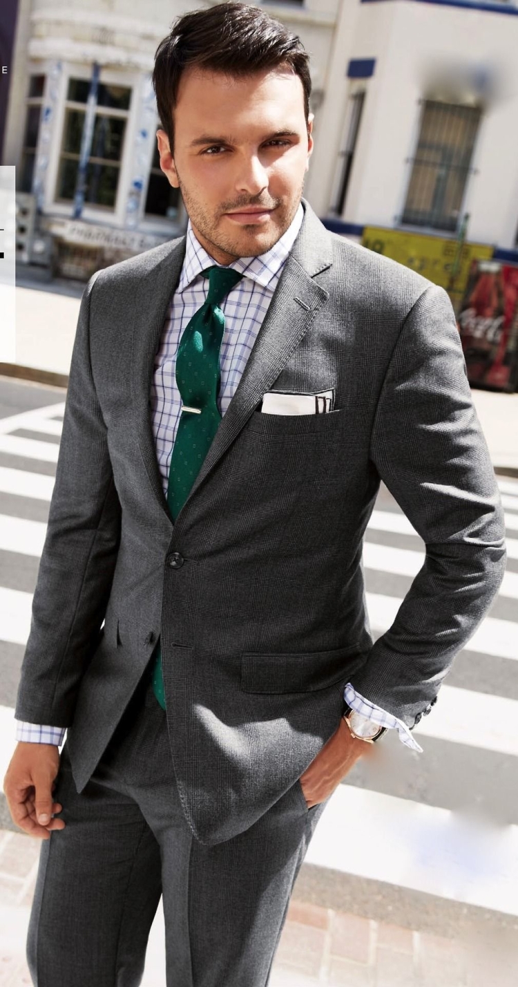 Серый костюм зеленый