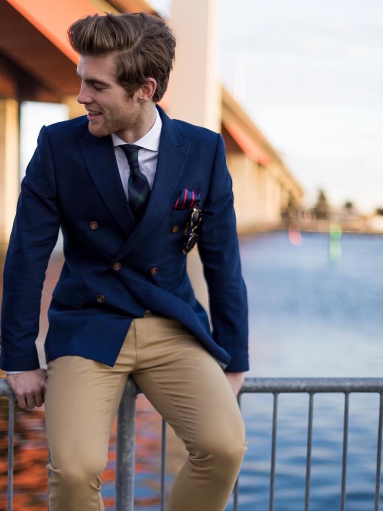 Синий пиджак коричневые брюки