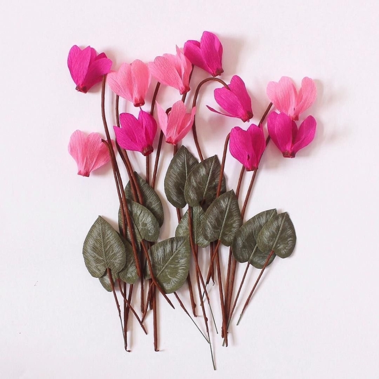 Цветы из бумаги цикламены