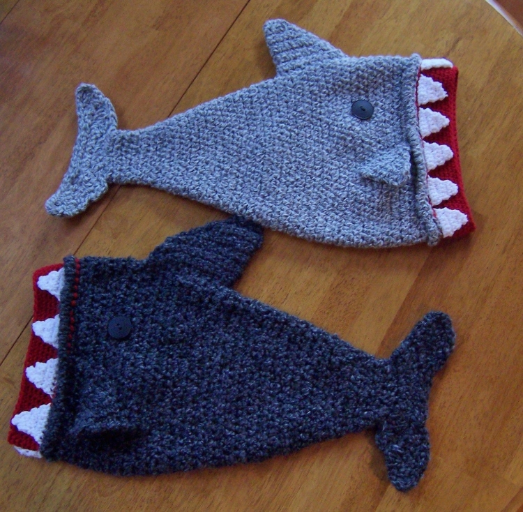 Шапка акула вязаная