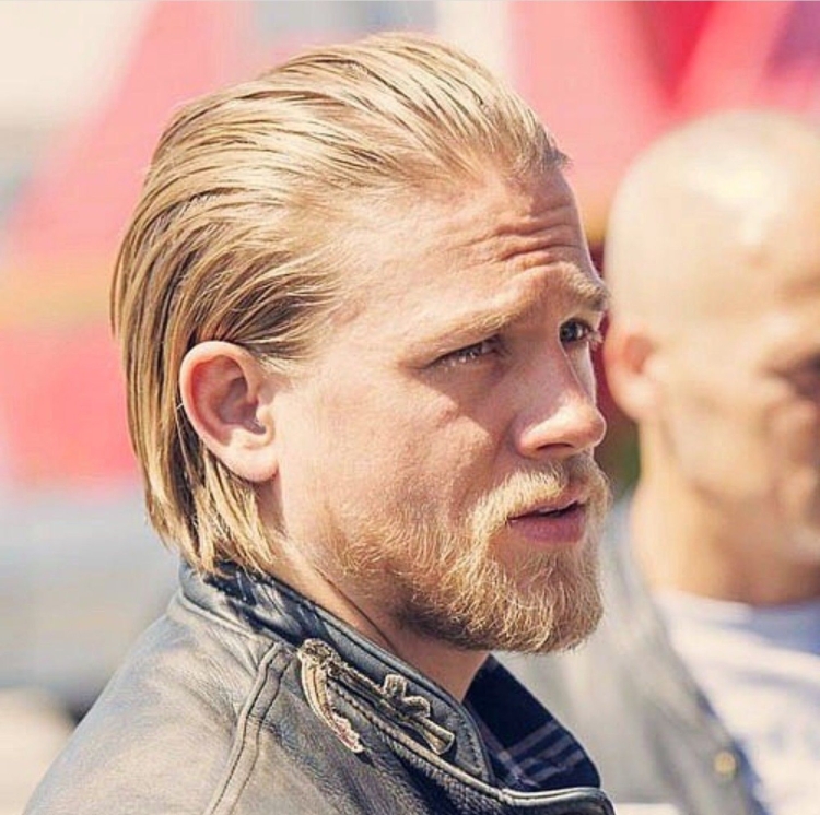 Чарли Ханнэм прическа