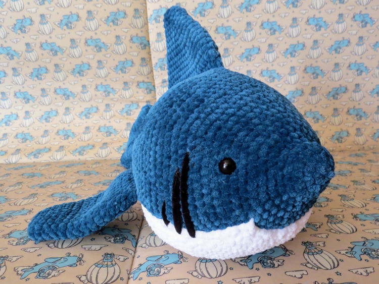 Акула из плюшевой пряжи