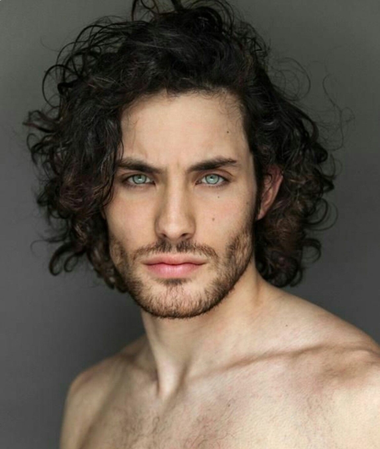 Красивый брюнет с волнистыми волосами