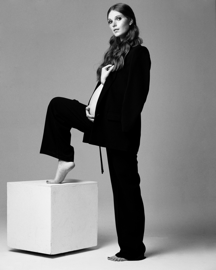 Фотосессия беременной в студии