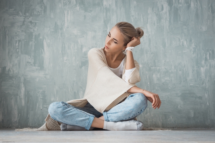 Фотосессия в свитере и джинсах в студии